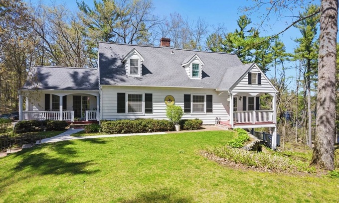 Black River Falls Cabaña | Charming Riverview Cottage Home in Black River Falls