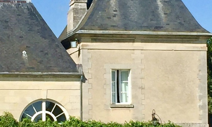 Ocquerre Apartamento | Charming Romantic Tower in Chateau Estate