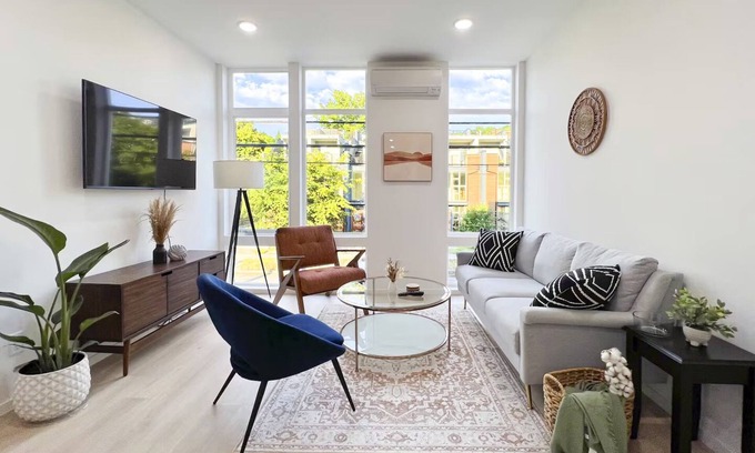 North Delridge Casa | Charming Rooftop View in heart of Seattle - Townhome with WiFi, AC