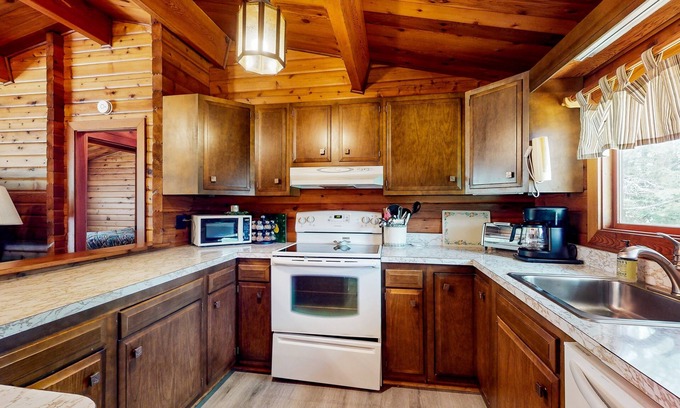 Franconia Casa | Charming rural home with wood-burning fireplace, large deck, WiFi - great views
