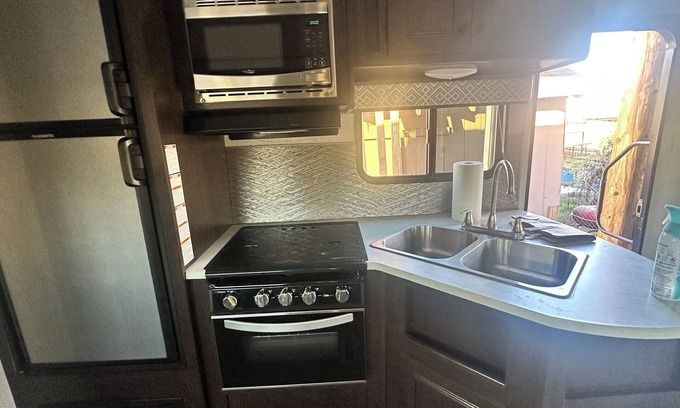 Delhi Casa | Charming RV with AC in Delhi for a cozy getaway