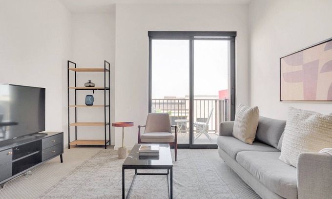 The Villas Apartamento | Charming Santana Row 1BR w/ Gym & Pool, 10 mins to Target, by Blueground