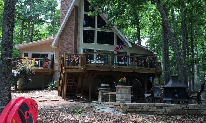 Gumlog Casa | Retiro encantador y pintoresco en la ensenada de aguas profundas; Hoyo de fuego y tablas de paddle