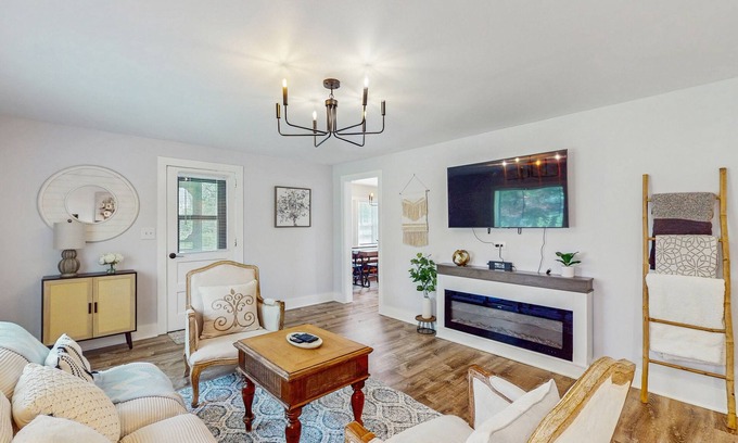 Newland Cabaña | Charming Single Level Retreat with Full Kitchen, Wifi, and Washer/Dryer Combo