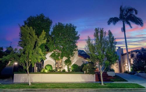 Mid-Wilshire Casa | Charming Spanish Villa with Jacuzzi in Prime LA Beverly Grove