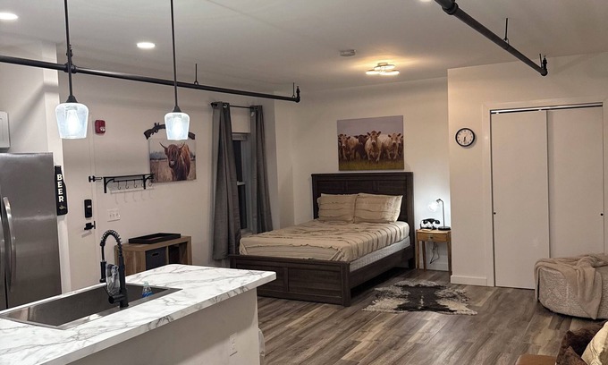 Tremont Apartamento | Charming studio apartment in fantastic Cleveland Tremont area