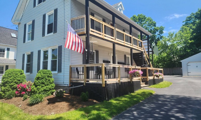 Bangor Apartamento | Charming studio in lovely Bangor Maine on Broadway park.