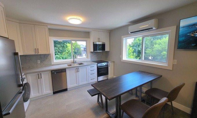 Orillia Apartamento | Charming Sun Filled Custom Getaway
