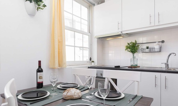 Centro / Baixa Apartamento | Cocin Sunny Flat en Batalha by Host Wise