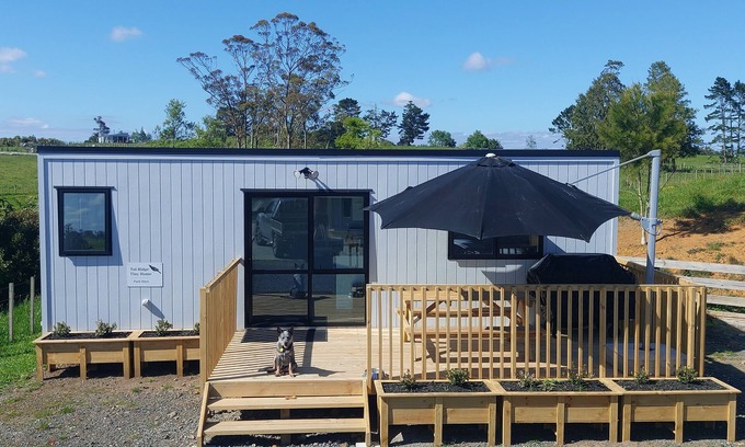 Rangiriri Cabina | Charming Tiny Home, pet-friendly, close to SH1 and Hampton Downs.