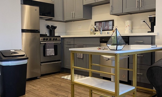 Eastside Condominio | Charming Top Floor Condo w/ Convenient Freeway Access