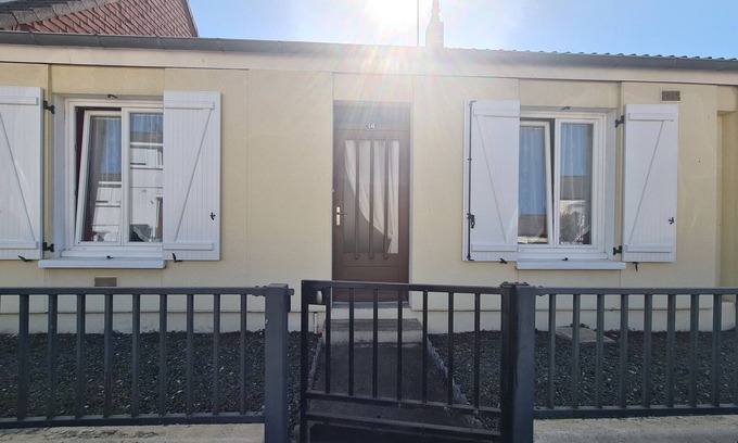 Chateauroux Cabaña | Casa urbana con jardín y garaje cerca del centro