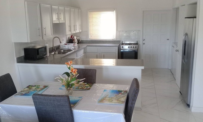 Rock Sound Apartamento | Charming unit 1 & 2- 2 bedroom apartment in cool Rock Sound with AC