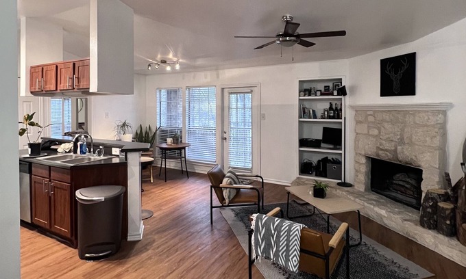 McNeil Apartamento | Charming Unit Near 360 Bridge with Private Garage and beautiful Location