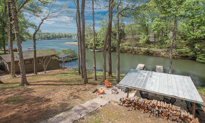 Sherrills Ford Cabaña | Charming Lake Front Home - Pet Friendly
