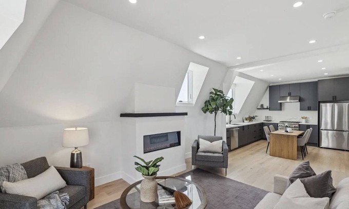 Pacific Heights Condominio | Charming Victorian Penthouse in Pacific Heights