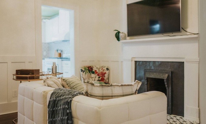Metropolitan Casa | Charming Victorian District Townhome Steps from Forsyth Park