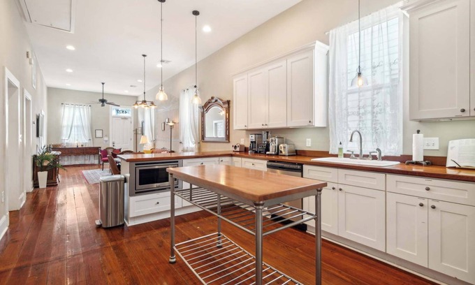 West Riverside Casa | Charming Victorian House w Heated Pool 4br|2ba