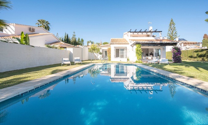 Elviria Casa | Encantadora villa con jardín y piscina privada