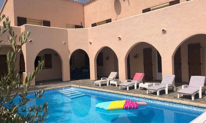 Llauro Villa | Encantadora villa con gran piscina y vistas únicas de montañas, pueblos y mar.