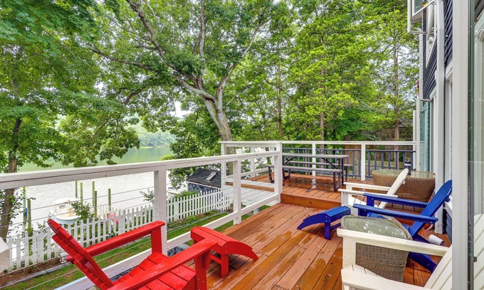 Waterford Casa | Charming Waterford Home w/ Dock on Niantic River!