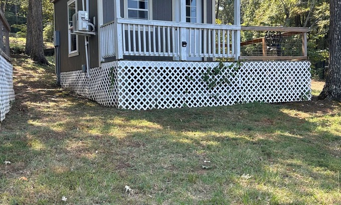 Negreet Cabina | Charming waterfront 1-bedroom cabin next to boat launch and swimming area!