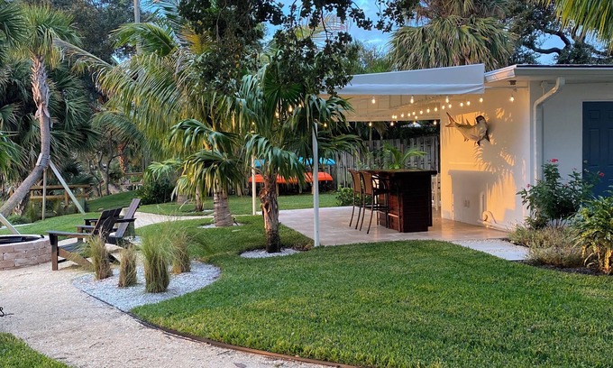 Inlet District Casa | Charming Waterfront 3-bedroom house in Jupiter Inlet Village District