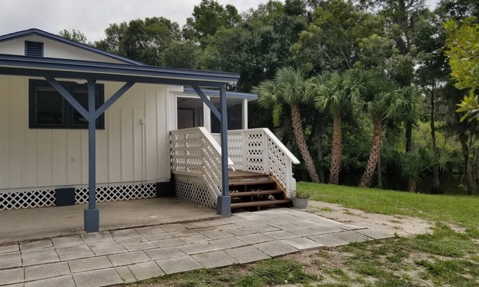 Fort Ogden Cabaña | Charming Waterfront Cottage