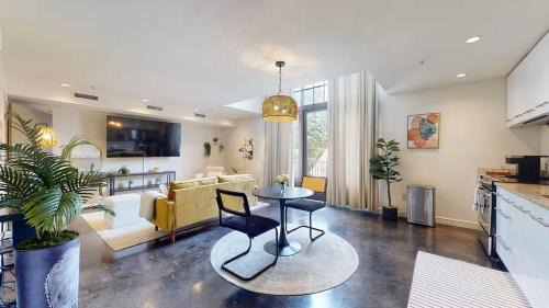 Montgomery Apartamento | Charmingly Trendy Cloverdale Loft - Gated Parking!