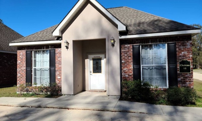 Pine Grove Apartamento | Chateau 18, spacious townhouse in Tickfaw, LA