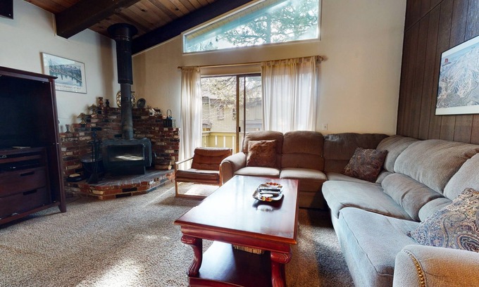 Mammoth Lakes Condominio | Chateau de Montagne 17 Spacious Family Townhome with Great Complex Amenities On Shuttle Route by RedAwning