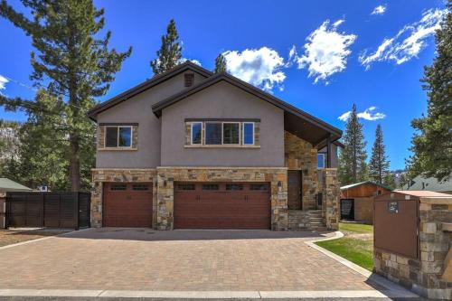 Tahoe Paradise Casa | Chateau de Navahoe - Luxury - Hot tub - Large yard