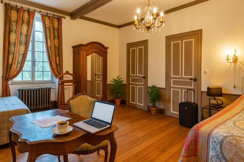 Isigny-le-Buat Cama Y Desayuno | chateau isigny Expérience romantique en Normandie