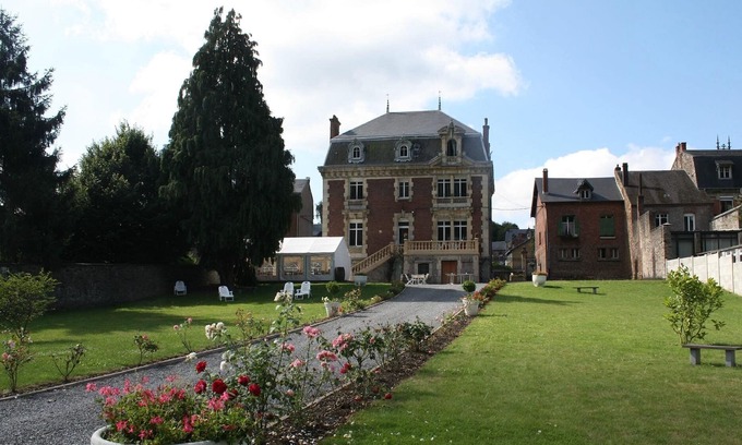 Haybes Otro | Chateau on the edge of the Voie Verte and the River Meuse