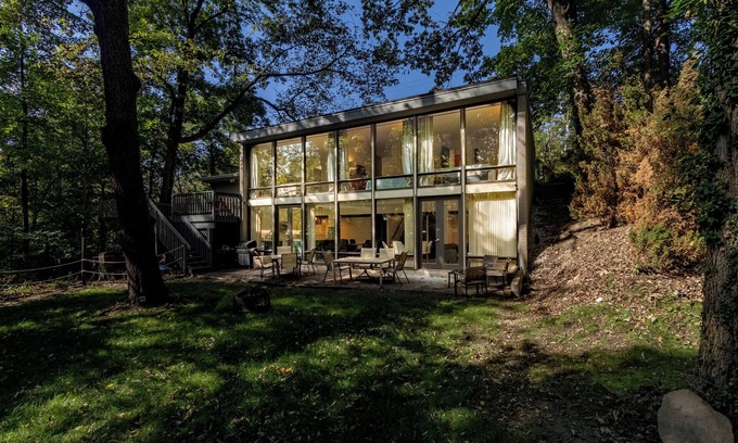 Lawrence Casa | Chatham House: Indy Retro Retreat --- spacious 5-bedroom house with backyard