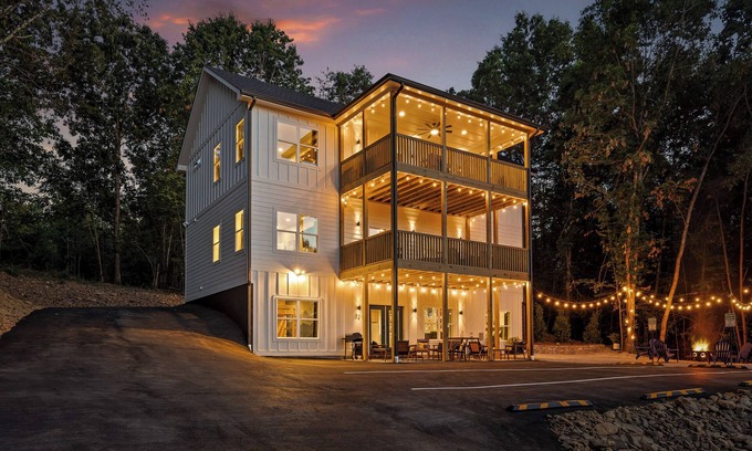 Rossville Casa | Chatt Vistas-6bdr 6ba-3 Story-Theater-HotTub-Sleeps 15+