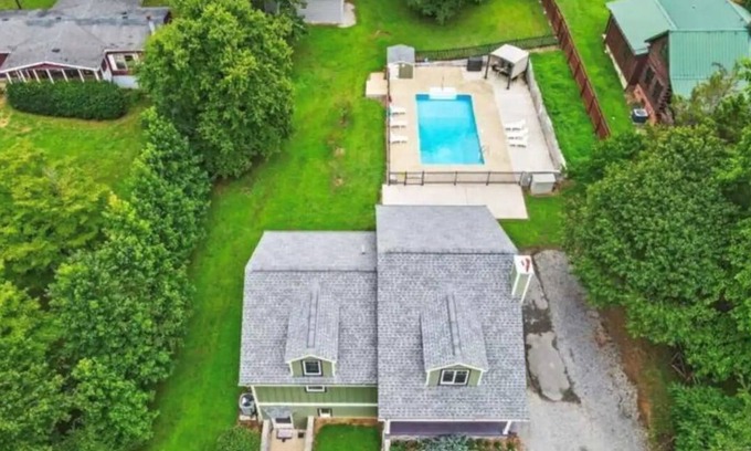 McDonald Casa | Chattanooga Country Home + Large Pool + Firepit + Ping Pong Table + WiFi+SmartTV