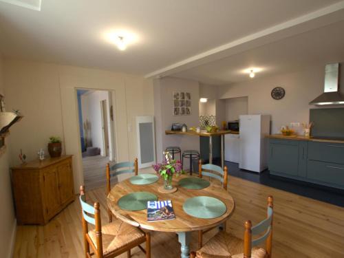 Chazelles-sur-Lyon Apartamento | Chazelles-sur-Lyon : Appartement cosy avec Wi-Fi, terrasse et salon agréable - FR-1-496-298