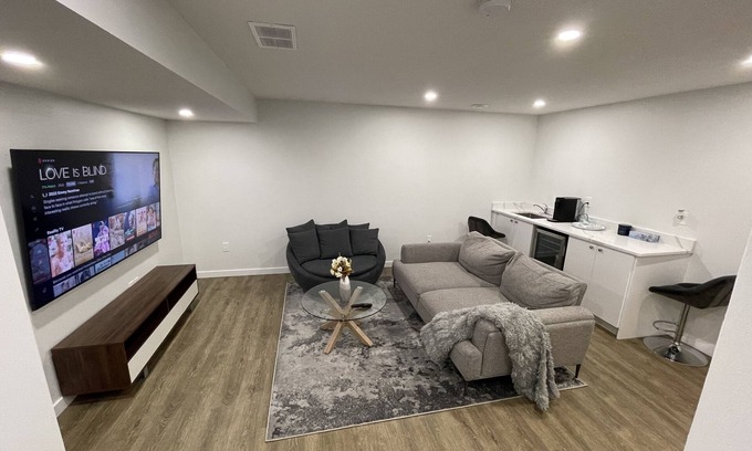West Edmonton Casa | Cheerful 1-bedroom home with free parking space on the street