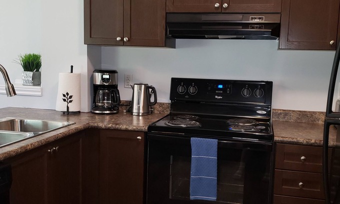 Highland West Casa | Cheerful 2 Bdrm house, free Netflix, free parking for 2 cars