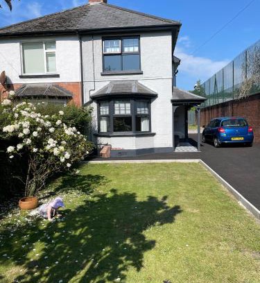 Whiteabbey Casa | Cheerful 2 bed house on Causeway Coastal Route with parking