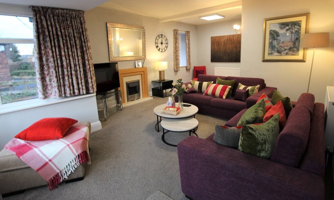 Notton Casa | Cheerful 2 Bedroom Bungalow with Parking