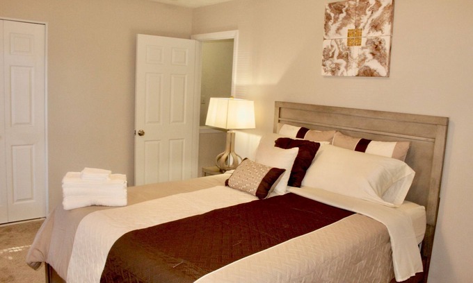 Tucker Casa | Cheerful 2 bedroom townhouse with indoor Fireplace