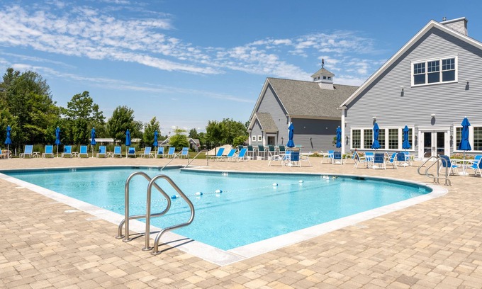 Arundel Casa | Cheerful 2 Bedroom Vacation Home with Pool!
