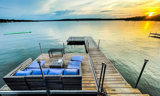 Franklin Cabaña | Cheerful 3 bedroom cottage right on the lake!