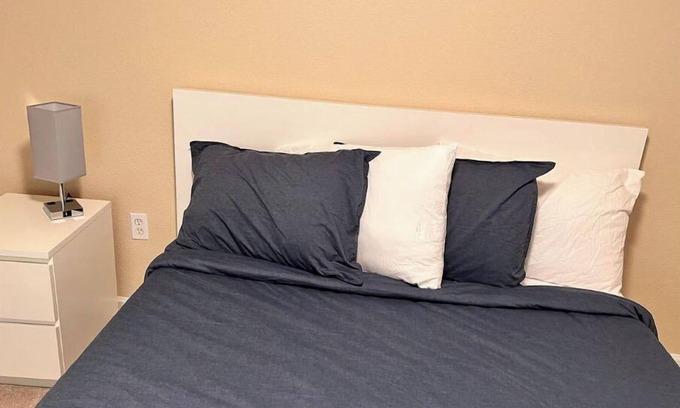 Portsmouth Casa | Cheerful 3-bedroom home with free parking.