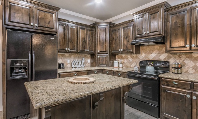 Canyon Casa | Cheerful 3-Bedroom Home w King Bed, Fireplace, W/D, 10 min from Palo Duro Canyon