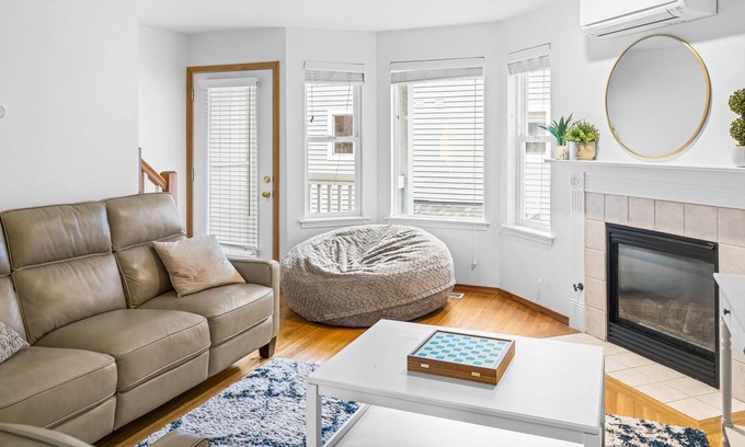 Roosevelt Casa | Cheerful 3-bedroom townhouse with parking. 5 min walk to light rail.