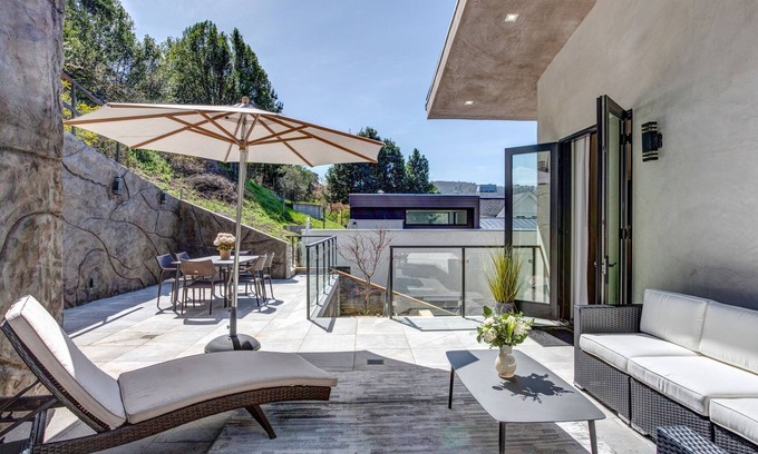 Tamalpais-Homestead Valley Villa | Cheerful 3-bedroom villa with indoor fireplace