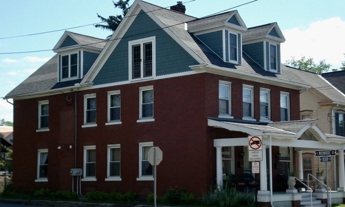 Bellefonte Casa | Cheerful 5 Bedroom Home in Historic Town